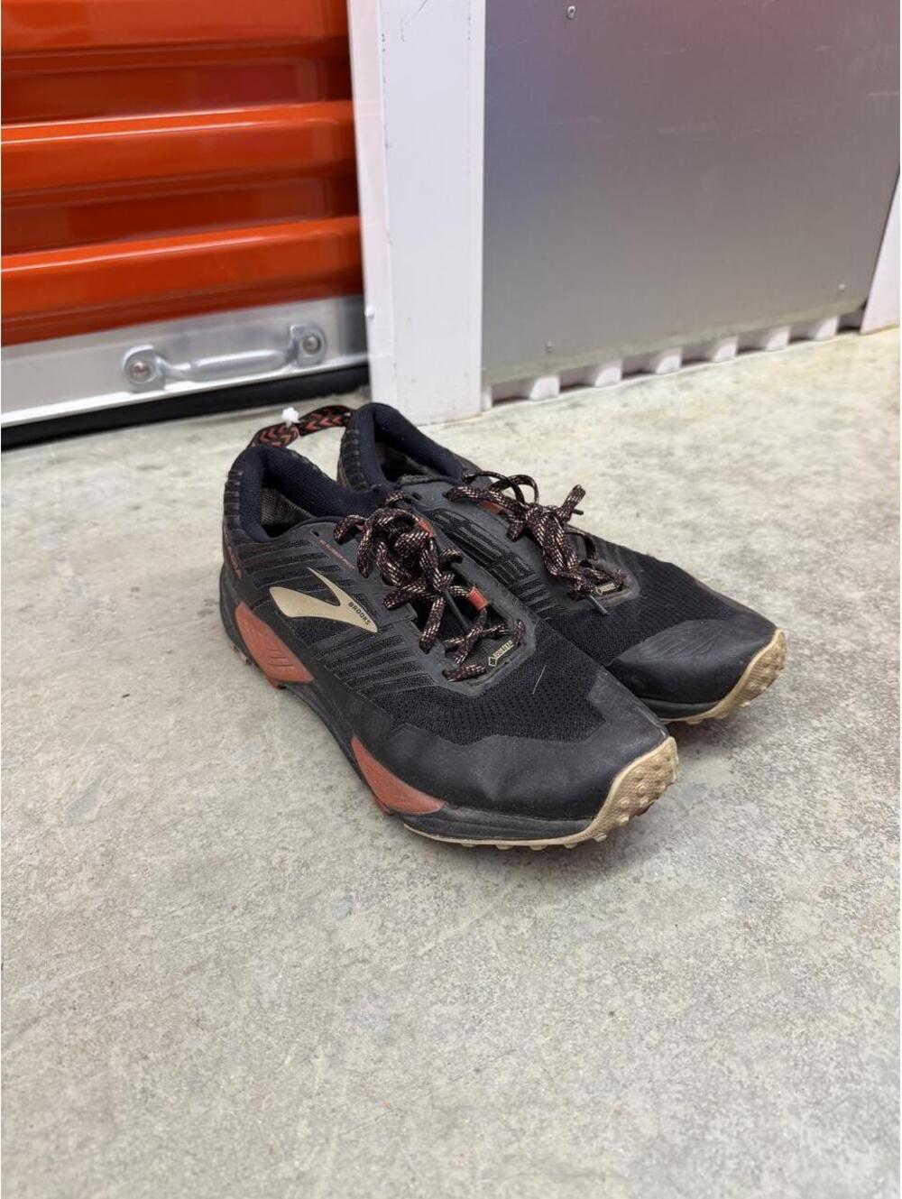 brooks cascadia 12 black orange cream running hiking shoes size 9 MENS